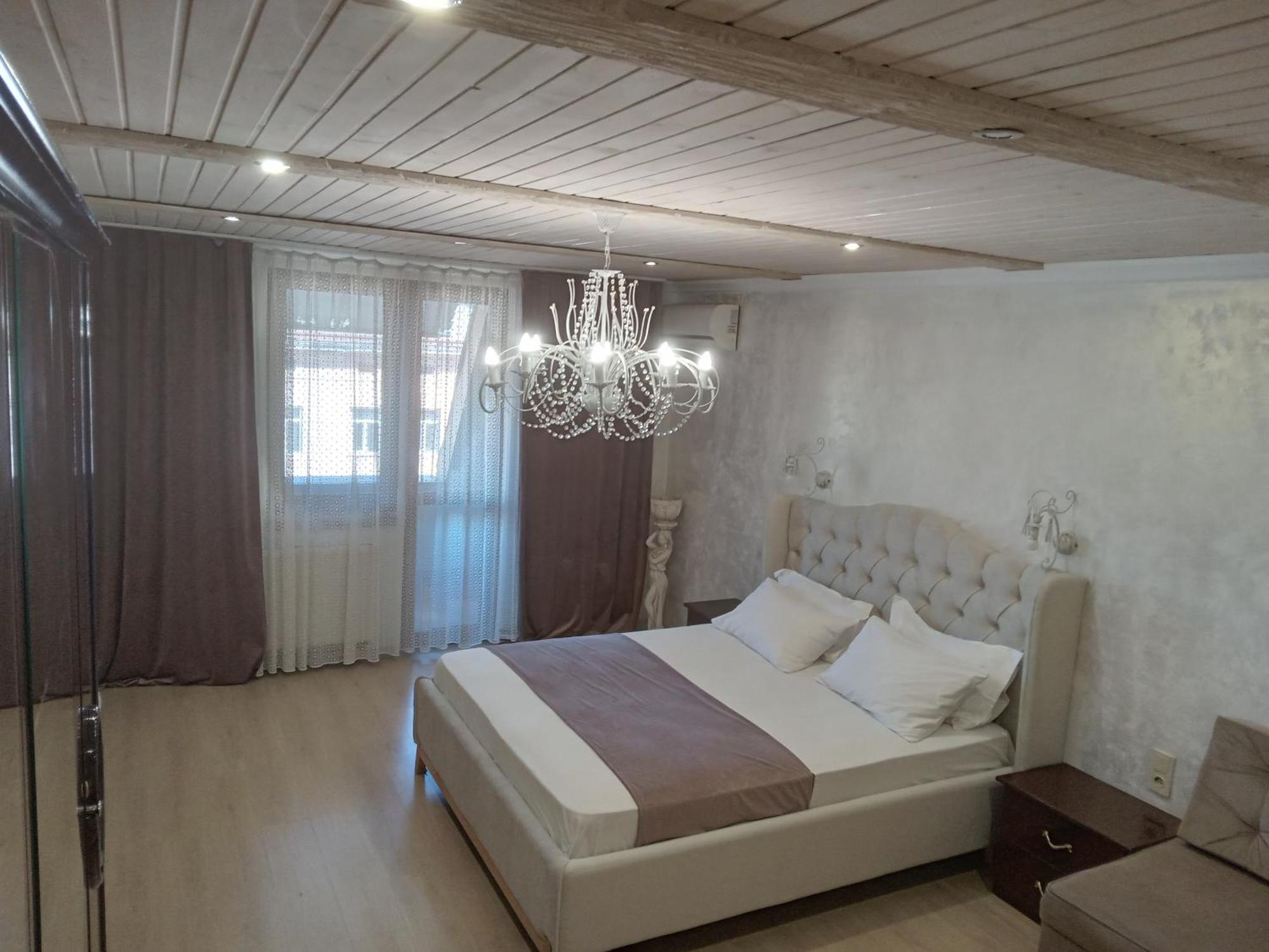 центр біля оперного театру однокімнатні з кухня-студія Apartment