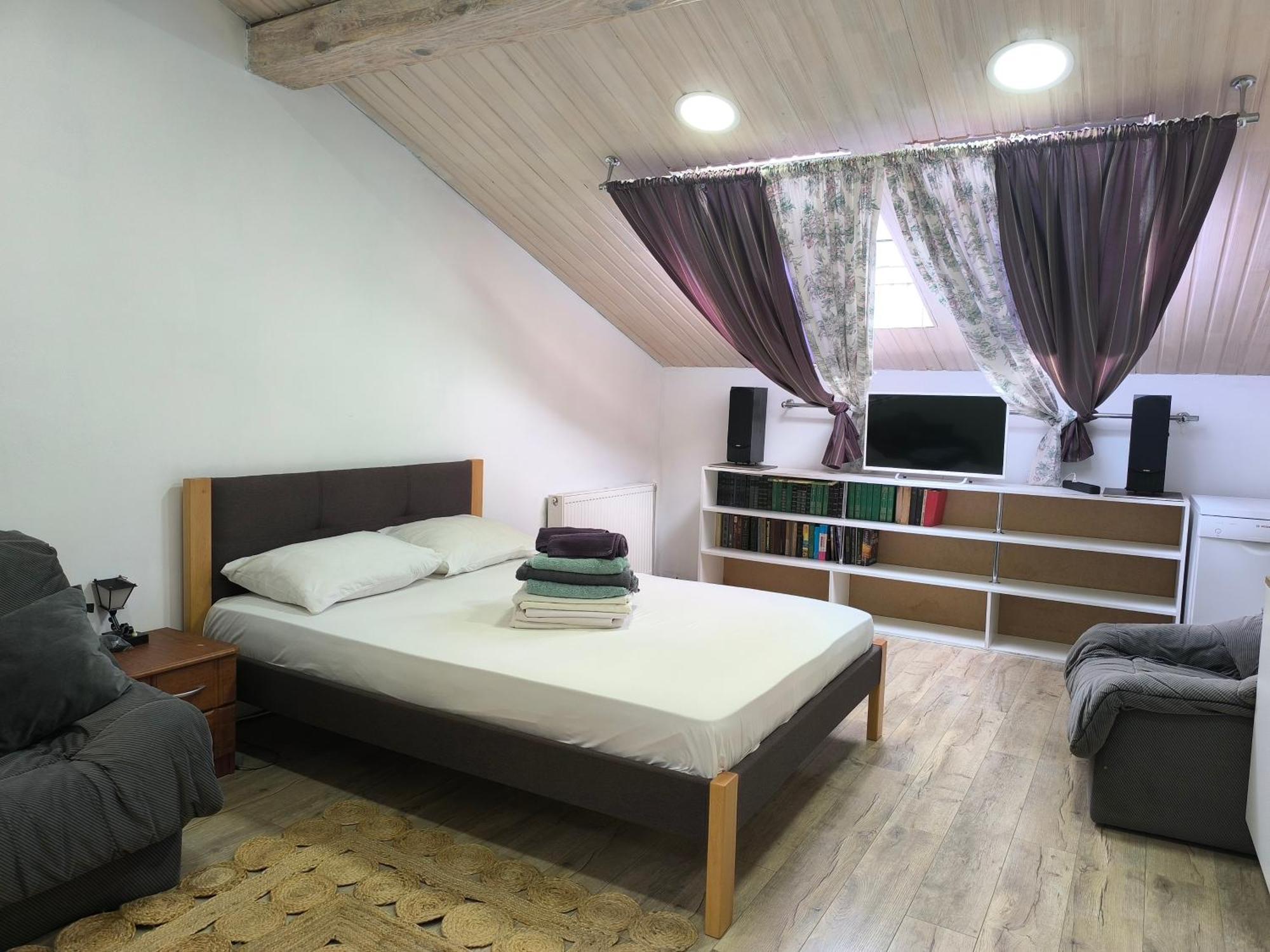 центр біля оперного театру однокімнатні з кухня-студія Apartment