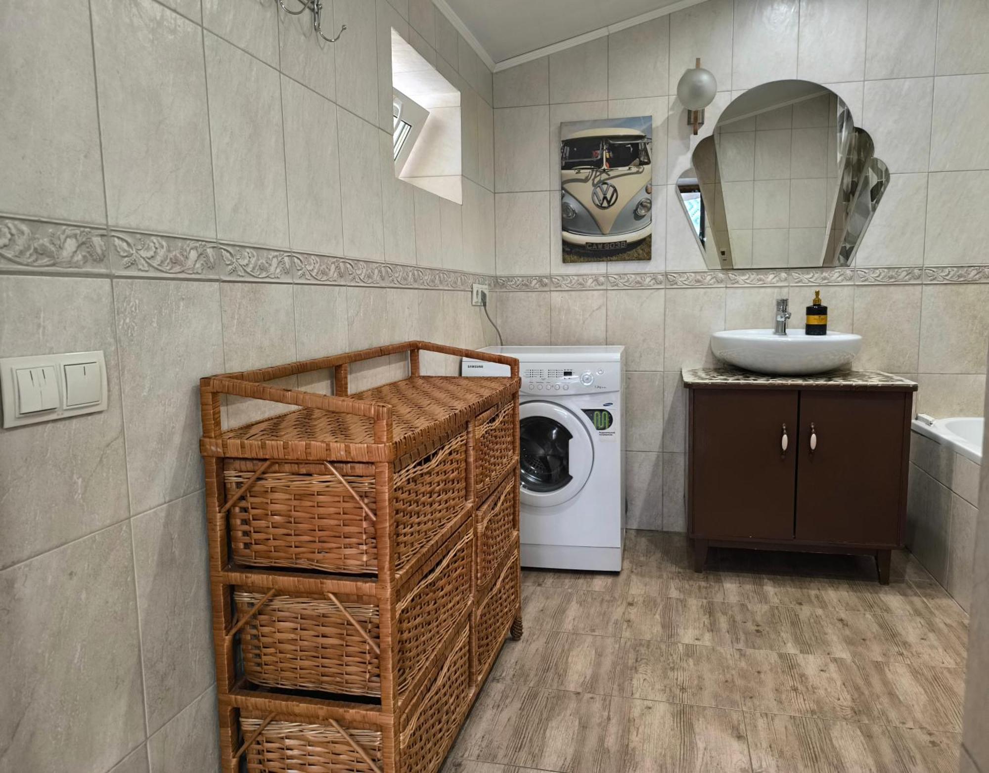 Apartment центр біля оперного театру однокімнатні з кухня-студія *