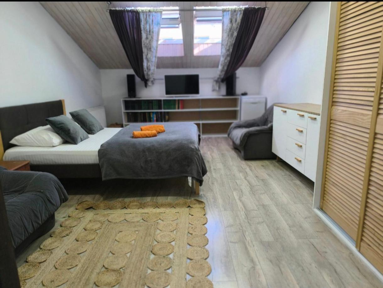 Apartment центр біля оперного театру однокімнатні з кухня-студія Lviv