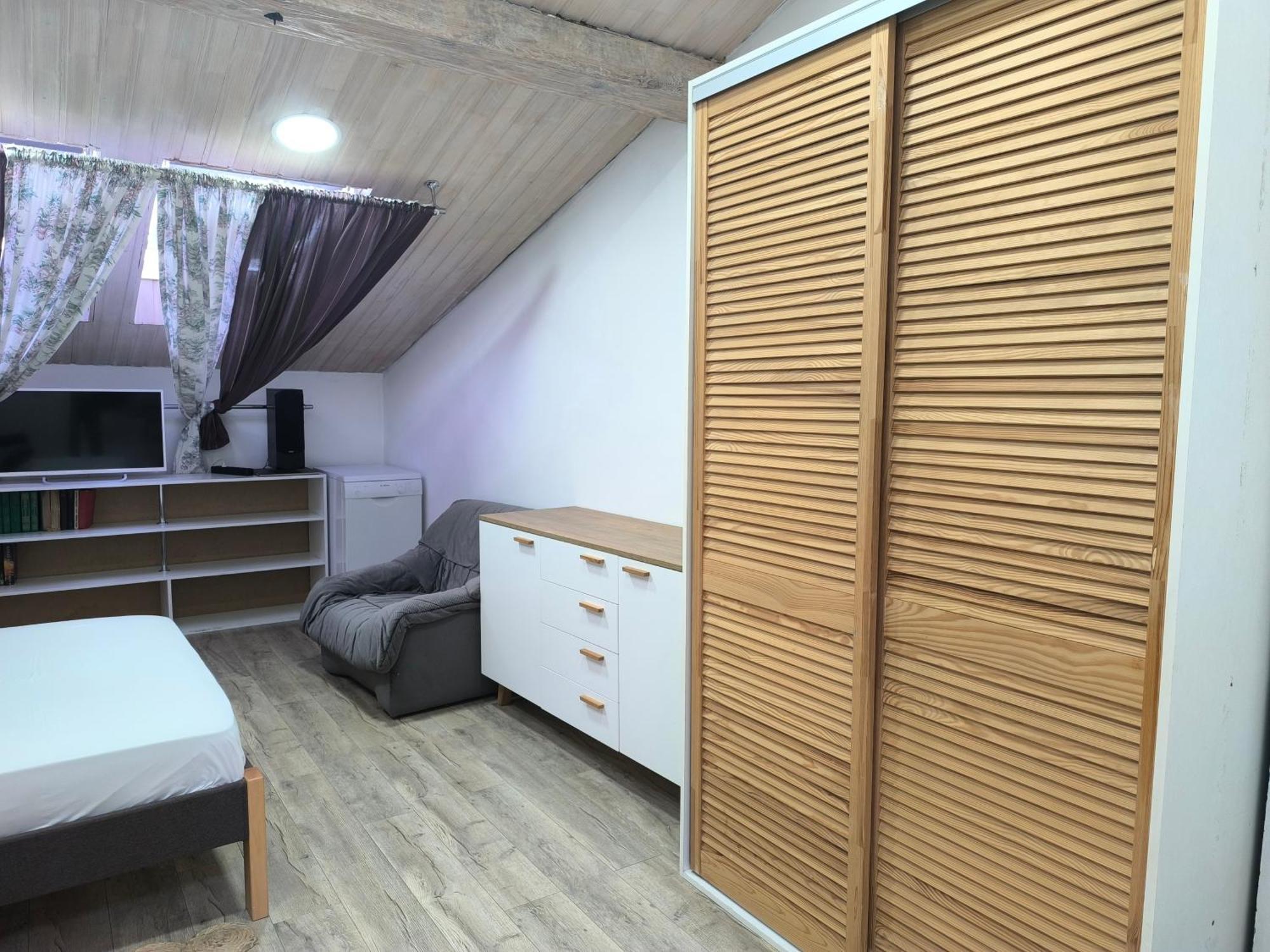Apartament центр біля оперного театру однокімнатні з кухня-студія